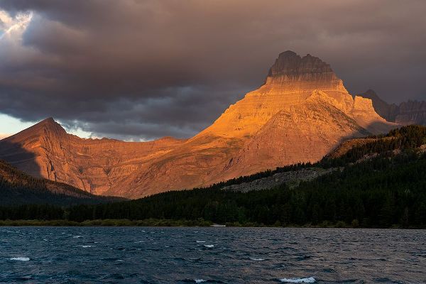 Jaynes Gallery 아티스트의 USA-Montana-Glacier National Park Stormy sunrise on Mt Wilbur and lake작품입니다.